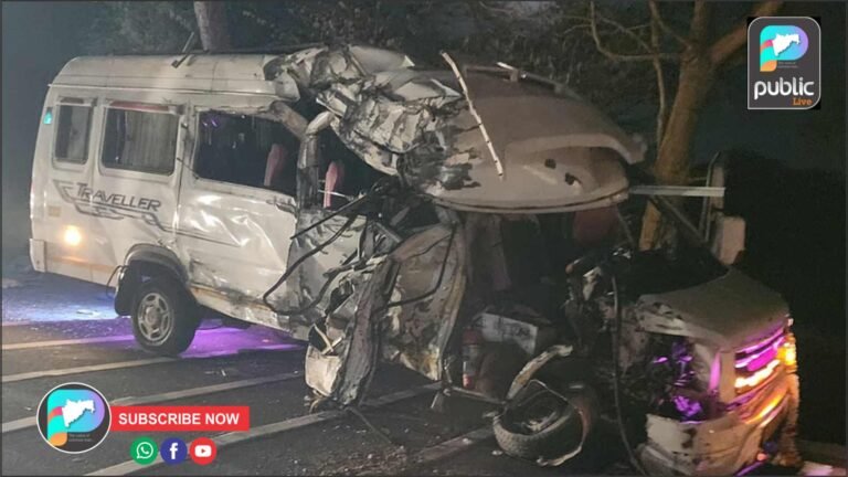 ट्रव्हल्स व ट्रकचा भीषण अपघात : ३ ठार तर ८ जखमी !